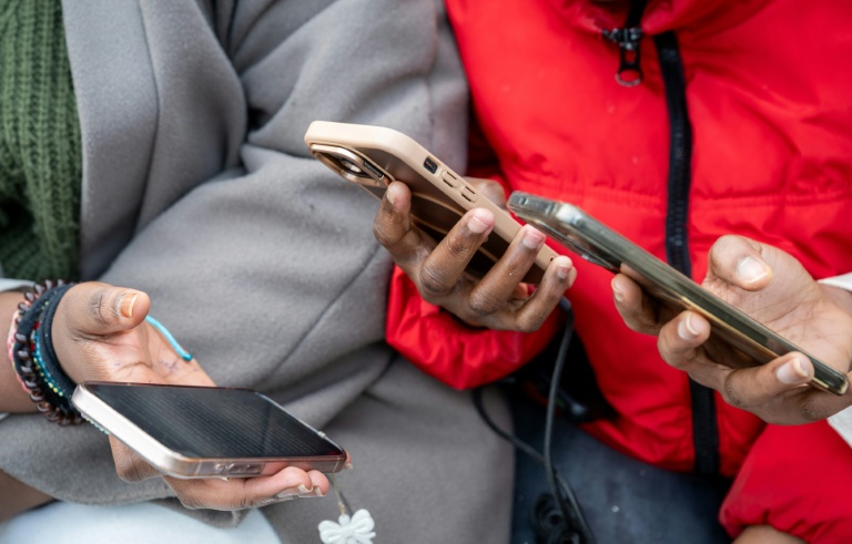 Des lycéennes avec leurs téléphones portables dans un établissement scolaire à Montsoult (Val-d'Oise), le 14 janvier 2026