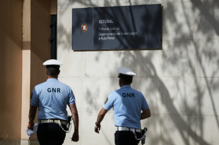 Deux policiers devant l'entrée du tribunal de Setubal, au Portugal, le 22 mai 2026