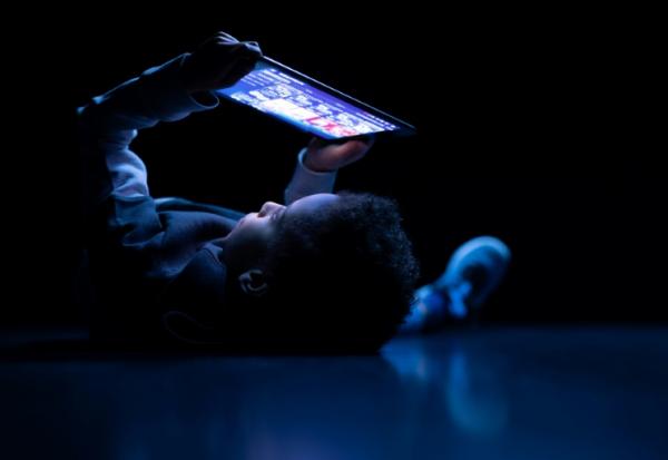 Les activités sur écrans doivent être proscrites pour les enfants de moins de six ans car elles "altèrent durablement leur santé et leurs capacités intellectuelles", plaident cinq sociétés savantes dans une tribune publiée mardi