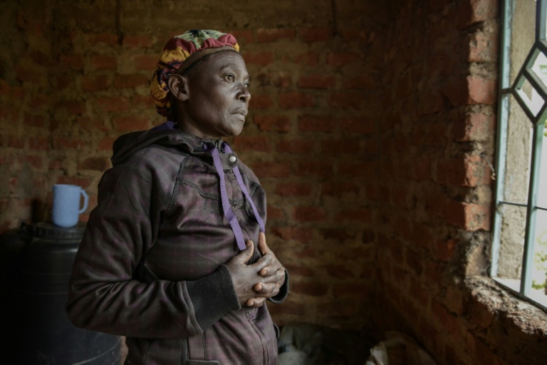 Josephine Ngoya, la mère d'Erastus Mundia, chez elle à Nabemo au Kenya, le 27 février 2026