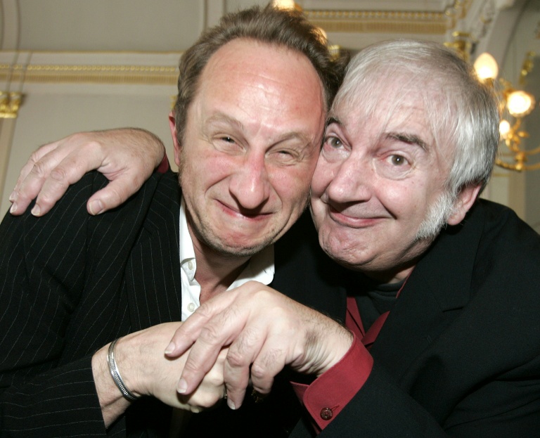 L'acteur belge Benoit Poelvoorde avec son compatriote Noël Godin, le 28 avril 2005 à Namur, en Belgique