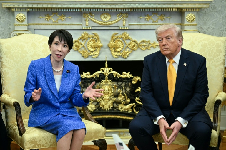 Le président américain Donald Trump et la Première ministre japonaise Sanae Takaichi dans le Bureau ovale à la Maison Blanche, le 19 mars 2026 à Washington

