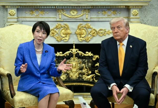 Le président américain Donald Trump et la Première ministre japonaise Sanae Takaichi dans le Bureau ovale à la Maison Blanche, le 19 mars 2026 à Washington
