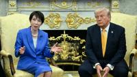 Le président américain Donald Trump et la Première ministre japonaise Sanae Takaichi dans le Bureau ovale à la Maison Blanche, le 19 mars 2026 à Washington
