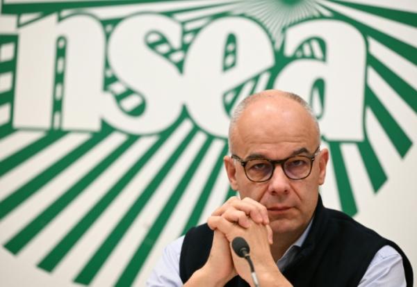 Le président de la FNSEA Arnaud Rousseau s'exprime lors d'une conférence de presse le 8 janvier 2026 à Paris