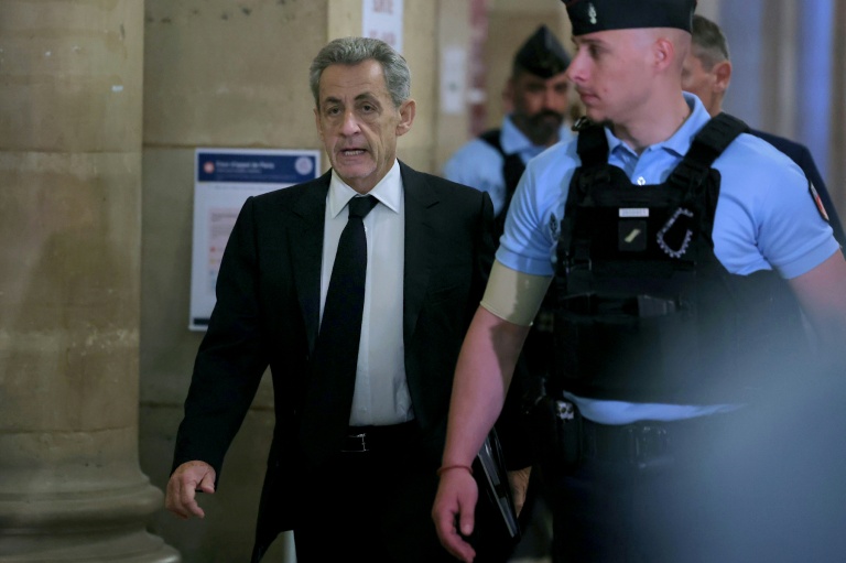 L'ancien président Nicolas Sarkozy (g) arrive au palais de justice de Paris, le 8 avril 2026, pour son procès en appel dans l'affaire du financement libyen de sa campagne électorale de 2007