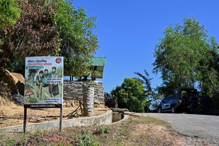 Un panneau de mise en garde contre les mines terrestres dans le district de Bandarban au Bangladesh, près de la frontière avec la Birmanie, le 19 décembre 2025