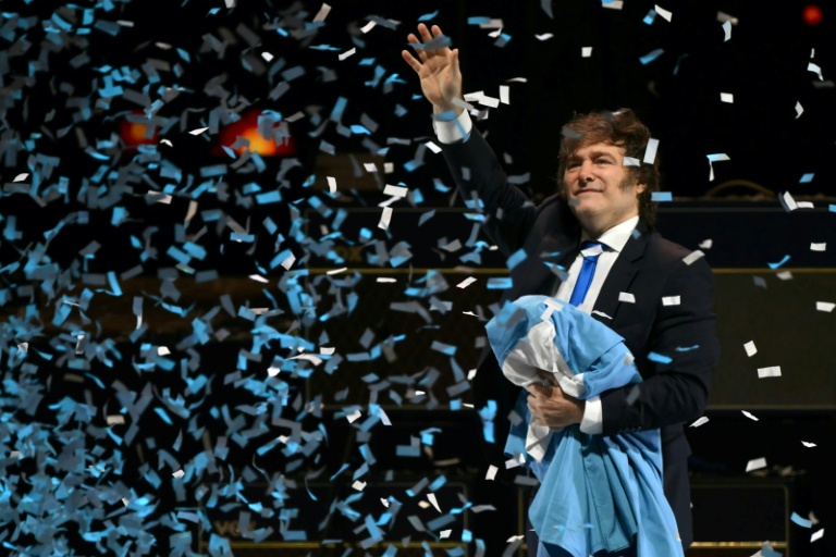 Le président argentin Javier Milei salue ses partisans lors du lancement de son nouveau livre, 