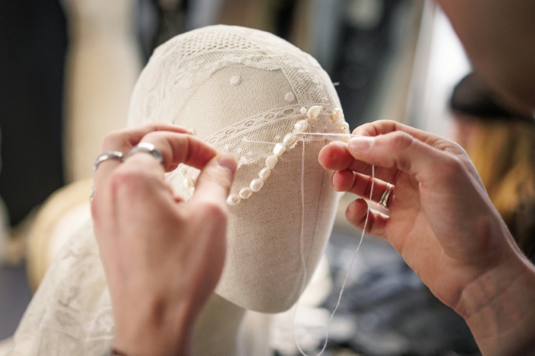 Une couturière travaille sur une pièce de dentelle dessinée par la styliste espagnole Maria Bernad, fondatrice de l'atelier Les Fleurs Studio, le 5 mai 2026 à Paris