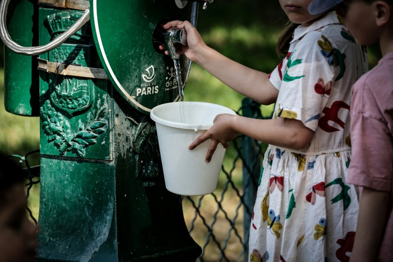 Une fontaine publique dans le quartier de Montparnasse à Paris, le 25 mai 2026