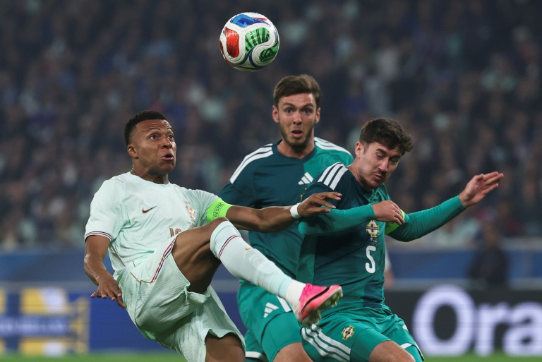 Kylian Mbappe est enfermé dans la défense nord-irlandaise lors de la victoire de l'équipe de France, le 8 juin 2026 à Villeneuve-d'Ascq