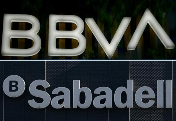 Montage photos du 16 novembre 2020 montrant les logos des banques BBVA et Sabadell