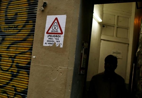Une affichette "Danger ! Airbnb nuit gravement au quartier" collée sur la façade d'un immeuble à Barcelone, le 2 novembre 2018 
