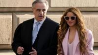 La chanteuse colombienne Shakira et son avocat Pau Molins (G) arrivent au tribunal de Catalogne, le 20 novembre 2023 à Barcelone