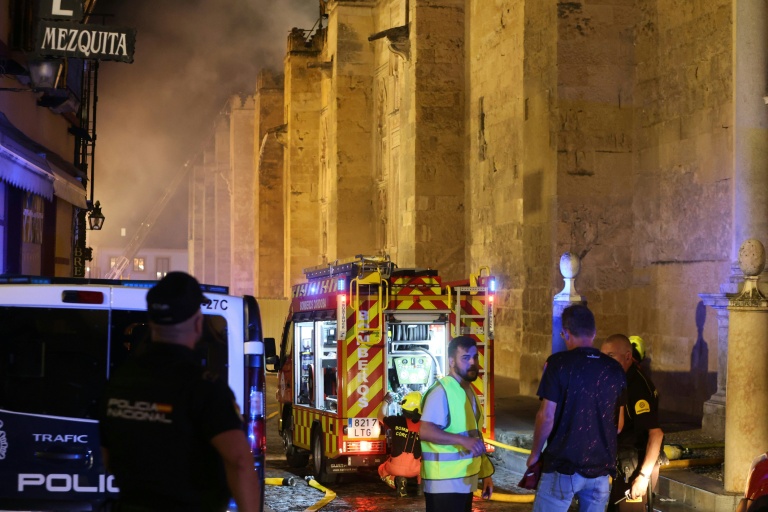 A Cordoue le 8 août au soir, les pompiers combattent les flammes d'un incendie à la mosquée-cathédrale