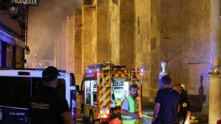 A Cordoue le 8 août au soir, les pompiers combattent les flammes d'un incendie à la mosquée-cathédrale