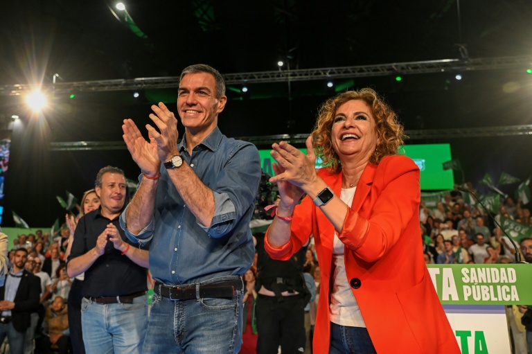 Le Premier ministre espagnol Pedro Sanchez (G) aux côtés de María Jesús Montero, candidate du Parti socialiste espagnol (PSOE) aux élections régionales en Andalousie, le 15 mai 2026 à Séville