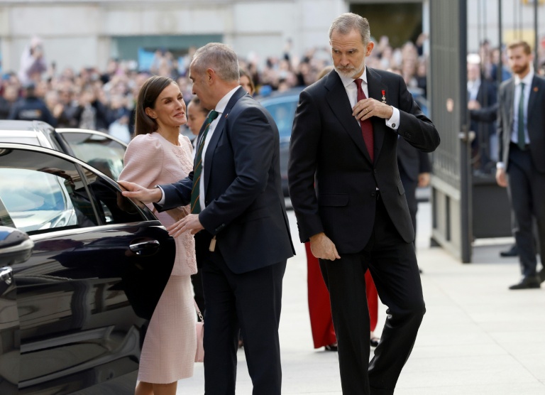 Le roi Felipe VI et son épouse la reine Letizia arrive à la cérémonie des 50 ans de la restauration de la monarchie et la fin du franquisme, le 21 novembre 2025 à Madrid
