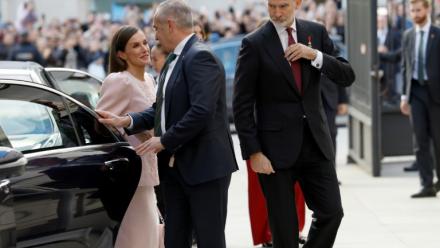 Le roi Felipe VI et son épouse la reine Letizia arrive à la cérémonie des 50 ans de la restauration de la monarchie et la fin du franquisme, le 21 novembre 2025 à Madrid