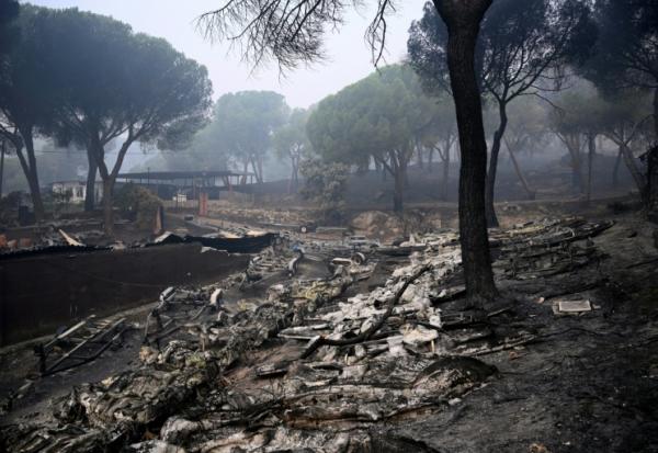 Des bateaux fondus sont visibles au barrage de San Juan après qu'un incendie de forêt a ravagé la région, à 65 kilomètres au sud-ouest de Madrid, le 28 juillet 2026
