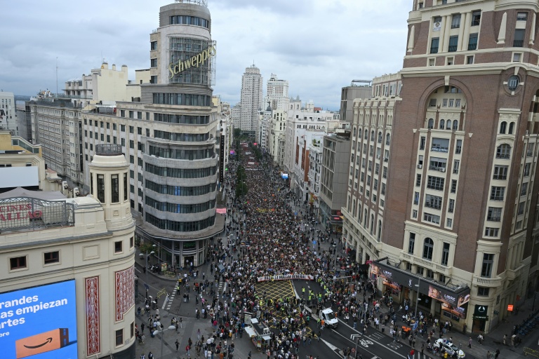 De manifestants défilent pour le droit au logement  au lendemain du rejet par les députés d'une série de mesures présentées par le gouvernement, le 3 octobre 2026 à Madrid