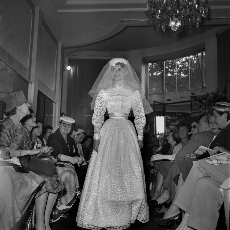 Brigitte Bardot présente uen robe de mariée lors d'un défilé à Paris, le 25 juillet 1953