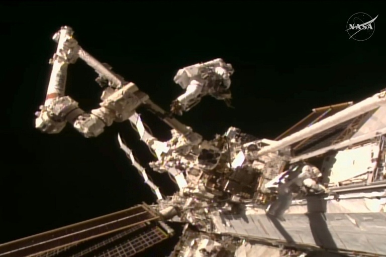 Image extraite d'un flux vidéo en direct de la NASA, datée du 25 août 2026, montre l'astronaute de la NASA Anil Menon (à gauche) et l'astronaute de l'ESA Sophie Adenot (à droite) lors de leur sortie dans l'espace à l'extérieur de la Station spatiale internationale (ISS)