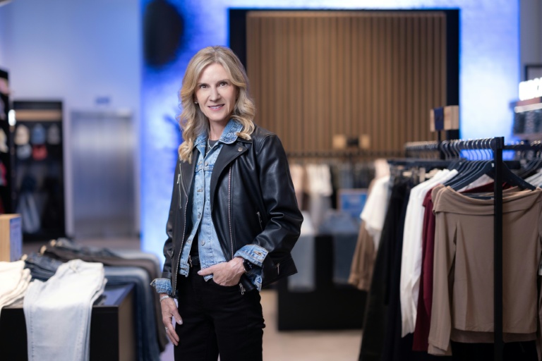 La PDG de Levi Strauss & Co Michelle Gass pose le 2 mars 2026 dans un magasin Levi's à Paris