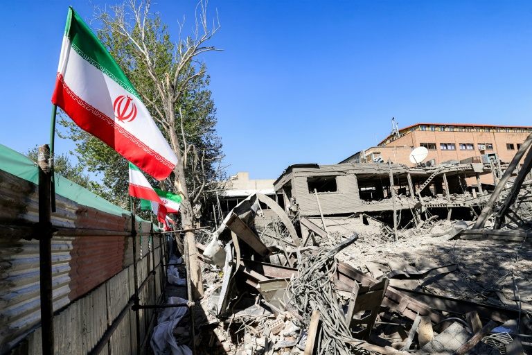 Des drapeaux iraniens ont été placés sur les ruines d'un bâtiment détruit par une frappe, à l'Université de technologie de Téhéran, le 7 avril 2026