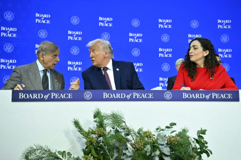 Le Premier ministre pakistanais Shehbaz Sharif (à gauche) discute avec Donald Trump, sous le regard de la présidente du Kosovo (à droite) lors d'une réunion du Conseil de Paix de Donald Trump, le 22 janvier 2026 à Davos