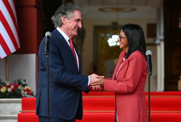 Le ministre américain de l'Intérieur Doug Burgum (g) et la présidente par intérim du Venezuela, Delcy Rodriguez (d) lors d'une rencontre au palais présidentiel de Miraflores, le 4 mars 2026 à Caracas