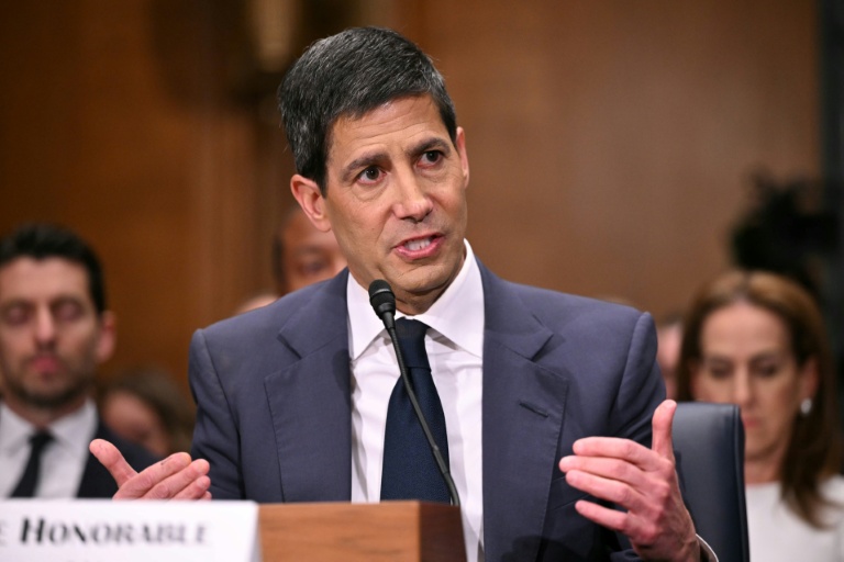 Kevin Warsh, candidat à la présidence de la Réserve fédérale américaine, lors d'une audition de la commission bancaire du Sénat sur sa nomination au Capitole, le 21 avril 2026 à Washington