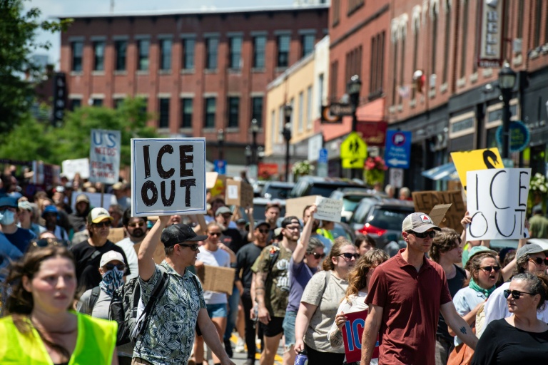 Des habitants manifestent après la mort d'un homme tué par un agent de la police de l'immigration (ICE), le 13 juillet 2026 à Biddeford, dans le Maine