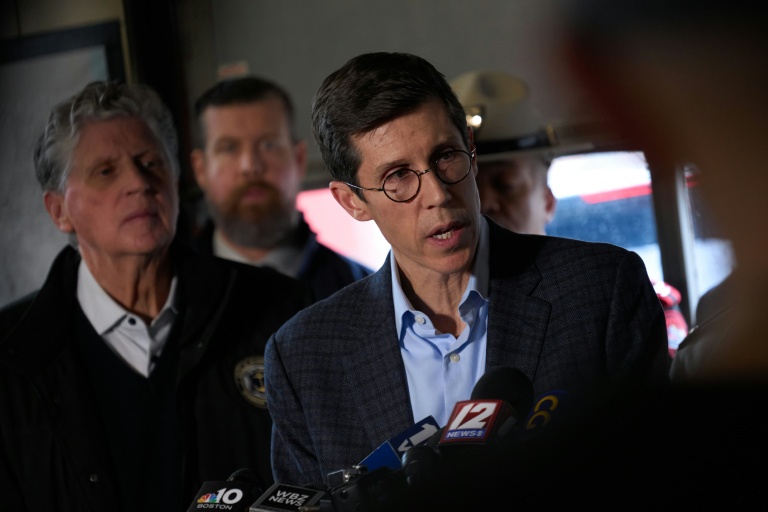 Le maire de Providence, Brett Smiley, s'exprime lors d'une conférence de presse sur le campus de l'université Brown, le 14 décembre 2025, au lendemain de tirs qui ont fait deux morts
