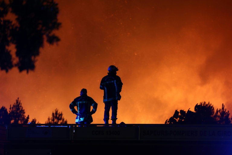 Des pompiers surveillent le mégafeu au Porge le 22 juillet 2026, en Gironde