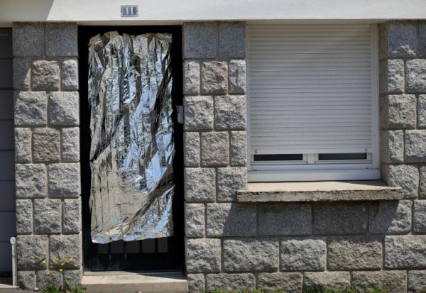 Une couverture de survie placée devant une porte pour se protéger de la chaleur, à Lorient dans le Morbihan le 10 juillet 2026