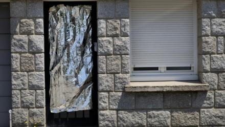 Une couverture de survie placée devant une porte pour se protéger de la chaleur, à Lorient dans le Morbihan le 10 juillet 2026