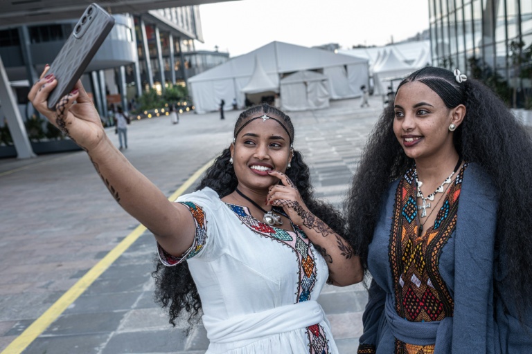 Tsadeye Werash (G) et Tiras Gebregziabher (D) lors des festivités d'Ashenda, symbole de l'indépendance et de l'émancipation des femmes et des filles le 22 août 2026 à Addis Abeba
