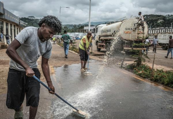 Des bénévoles nettoient les rues en prévision de l'arrivée attendue du Premier ministre Abiy Ahmed dans sa ville natale, Beshasha, en Ethiopie, le 28 mai 2026