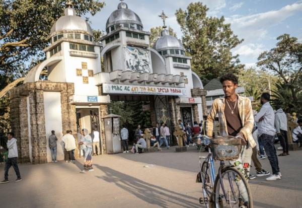 Sur la place devant l'église Saint-Georges à Bahir Dar, en Ethiopie, le 8 décembre 2025