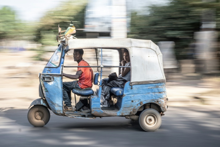Un tuk-tuk transporte un client dans les rues de Bahir Dar, en Éthiopie, le 9 décembre 2025