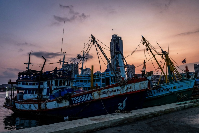 Des bateaux de pêche amarrés à un quai à Si Racha le 18 mars 2026