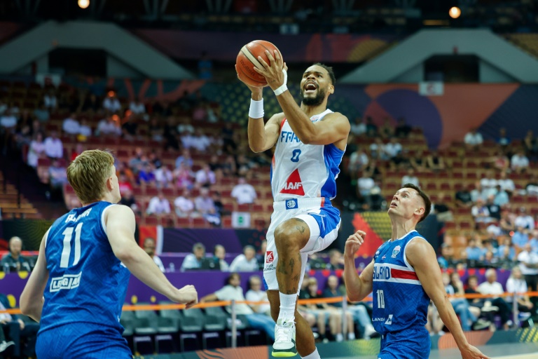 Le meneur des Bleus Elie Okobo s'envole pour un layup facile contre l'Islande à l'Euro, le 4 septembre 2025 à Katowice, en Pologne