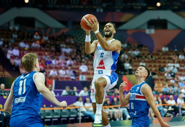 Le meneur des Bleus Elie Okobo s'envole pour un layup facile contre l'Islande à l'Euro, le 4 septembre 2025 à Katowice, en Pologne