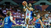 Le meneur des Bleus Elie Okobo s'envole pour un layup facile contre l'Islande à l'Euro, le 4 septembre 2025 à Katowice, en Pologne