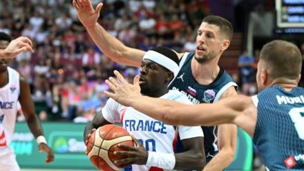 Inarrêtable, le meneur de jeu de l'équipe de France Sylvain Francisco résiste aux  Slovènes Edo Muric et Gregor Hrovat dans le groupe D de l'Euro à Katowice, le 30 août 2025 