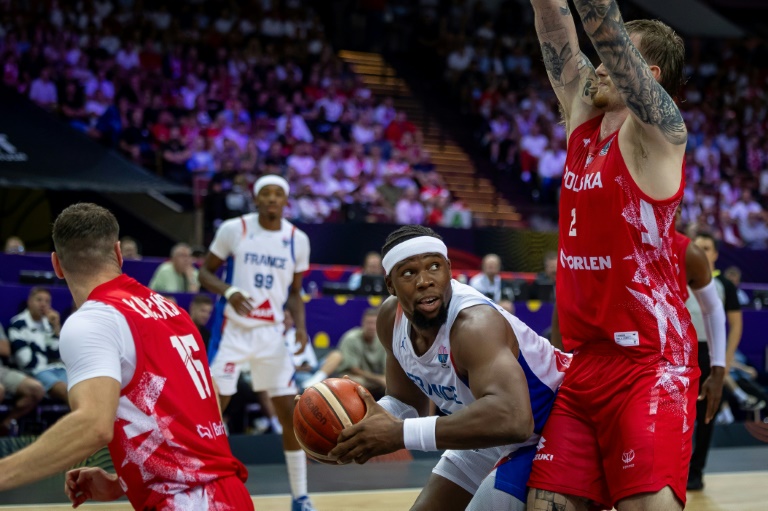 Le capitaine Guerschon Yabusele (balle en main) a porté les Bleus, vainqueurs de la Pologne à l'Euro, le 2 septembre 2025 à Katowice