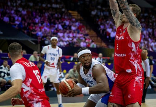 Le capitaine Guerschon Yabusele (balle en main) a porté les Bleus, vainqueurs de la Pologne à l'Euro, le 2 septembre 2025 à Katowice