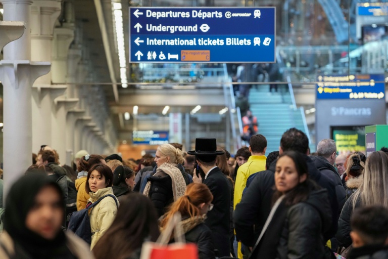 Des voyageurs à la gare de St. Pancras à Londres le 30 décembre 2025, alors que le service ferroviaire Eurostar entre la Grande-Bretagne et l'Europe continentale est interrompu