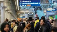 Des voyageurs à la gare de St. Pancras à Londres le 30 décembre 2025, alors que le service ferroviaire Eurostar entre la Grande-Bretagne et l'Europe continentale est interrompu